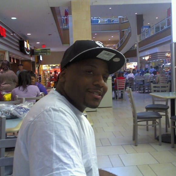 Profile Picture of Antonio Howard (@ahoward88) on Poshmark