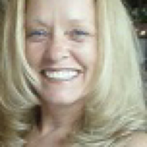 Tiffani Sweazey - Poshmark Profile Picture of Tiffani Sweazey (@denemrylee) on Poshmark