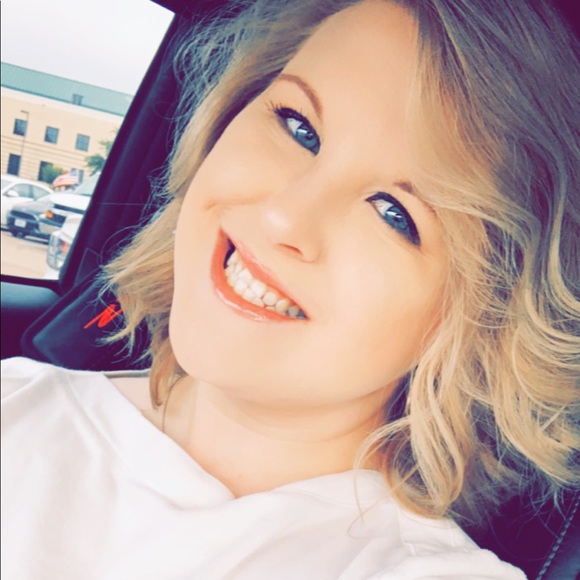 Profile Picture of Abbey Burton (@abbster3343) on Poshmark