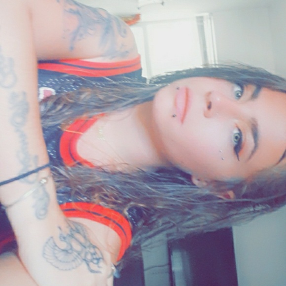 Profile Picture of Charissa Affonso (@crissaf) on Poshmark