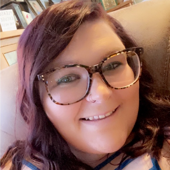 Ashlee Droge - Poshmark Profile Picture of Ashlee Droge (@ashleedroge) on Poshmark