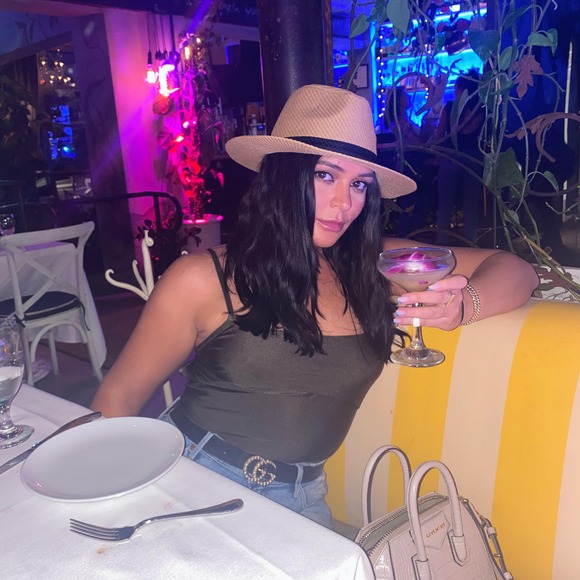 Profile Picture of Alexa Lynn (@alexalarocco) on Poshmark