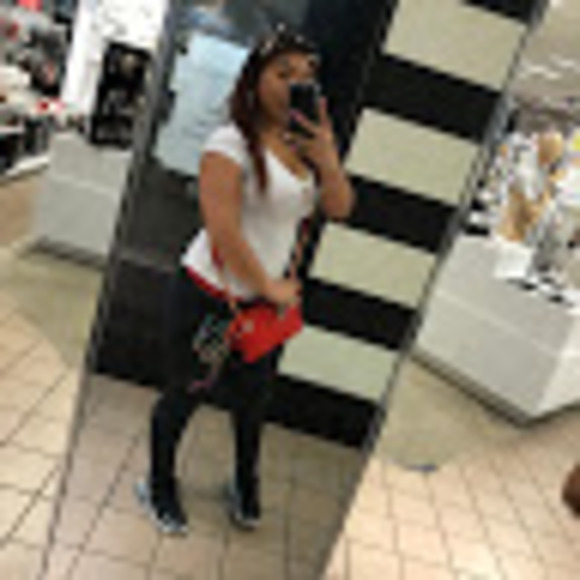 Profile Picture of Janet Villanueva (@janetvillanu163) on Poshmark