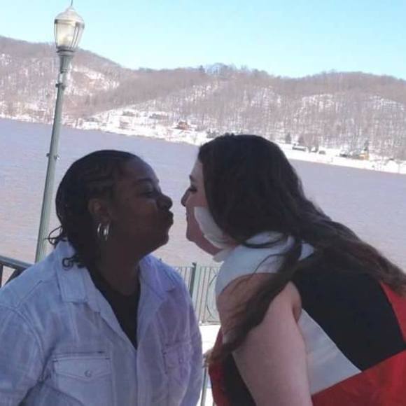 Profile Picture of Melissa Entzminger (@nikasgirl) on Poshmark