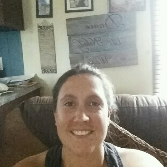 Heather Geddis - Poshmark Profile Picture of Heather Geddis (@heathergeddis) on Poshmark