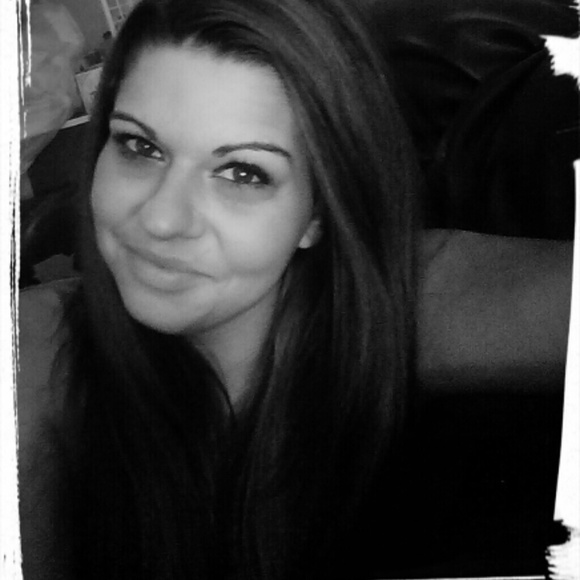 Profile Picture of Sandra Trostle (@snwbrdqween18) on Poshmark