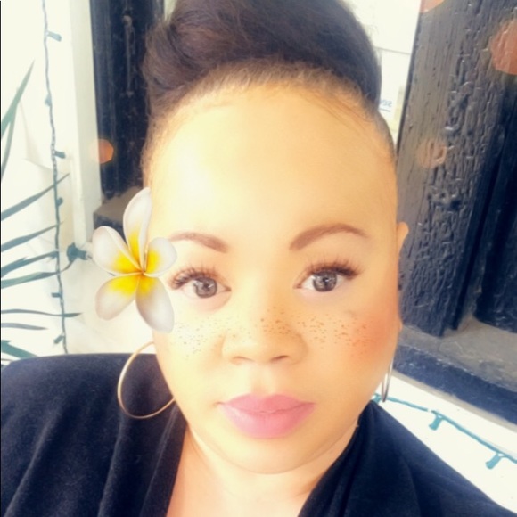 Profile Picture of Kimberly Irving (@kimmy_1990) on Poshmark