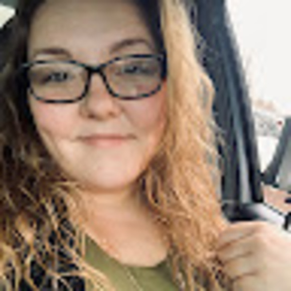 Profile Picture of Danielle Simoneau (@danielle_sim444) on Poshmark