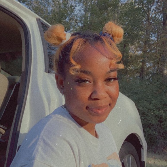 Profile Picture of Simone Vaughn (@simone_vaughn) on Poshmark