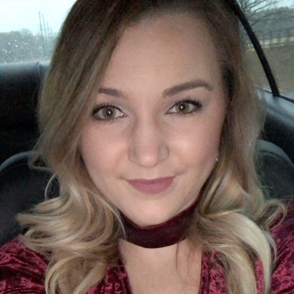 Profile Picture of Kristen Cheeves (@kristencheeves) on Poshmark