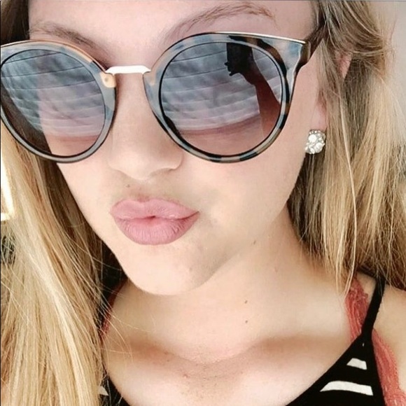 Profile Picture of Cassi Goodson (@cassi_goodson) on Poshmark
