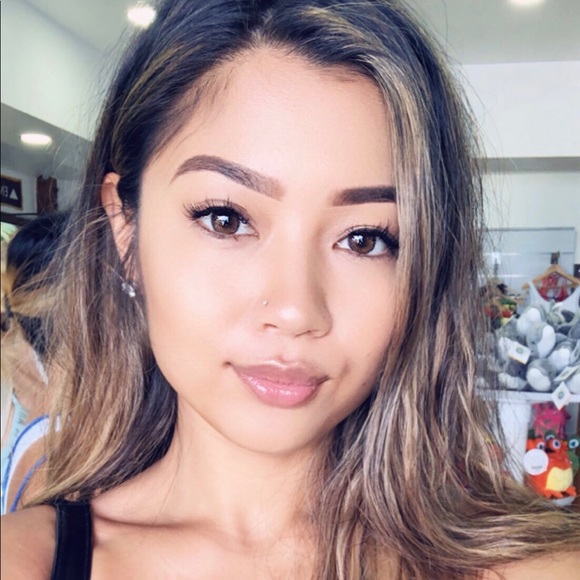 Profile Picture of Lisa Dinh (@leeesah) on Poshmark