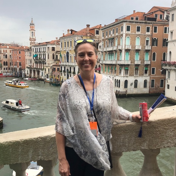 Profile Picture of Robin Kern (@robinkern) on Poshmark