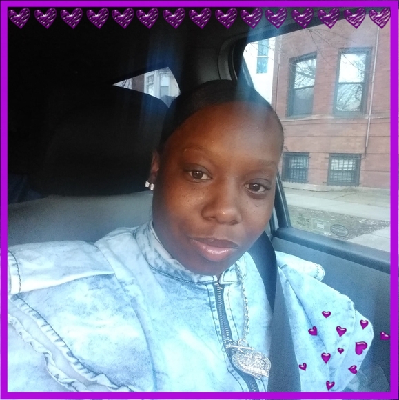 Profile Picture of Akia Mitchell (@akia0889) on Poshmark