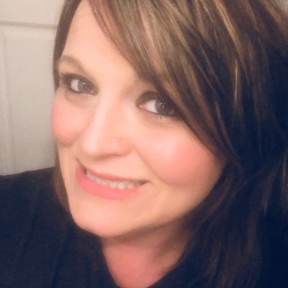 Profile Picture of Samantha Schadler (@sschadler84) on Poshmark