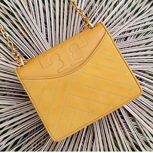 Profile Picture of Alexa Guerra (@get2work) on Poshmark