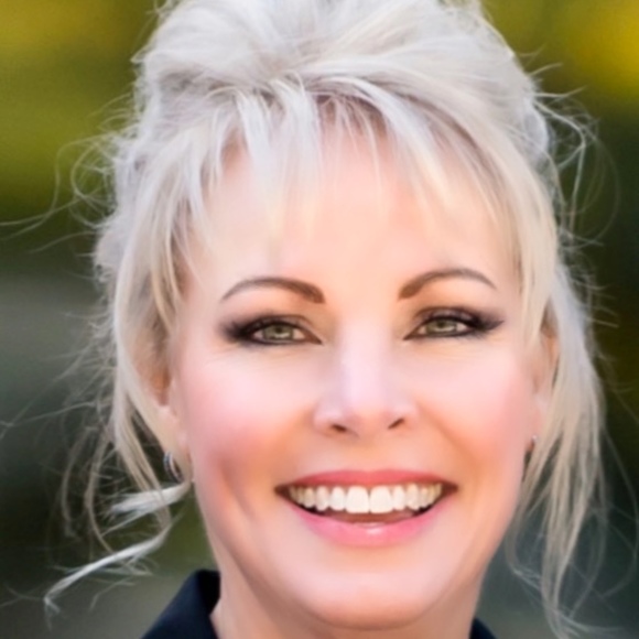 Profile Picture of Dee Bender (@deedeebender) on Poshmark