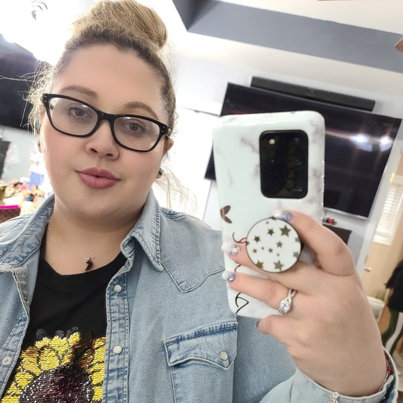 Erika Albarran - Poshmark Profile Picture of Erika Albarran (@erikaa89) on Poshmark