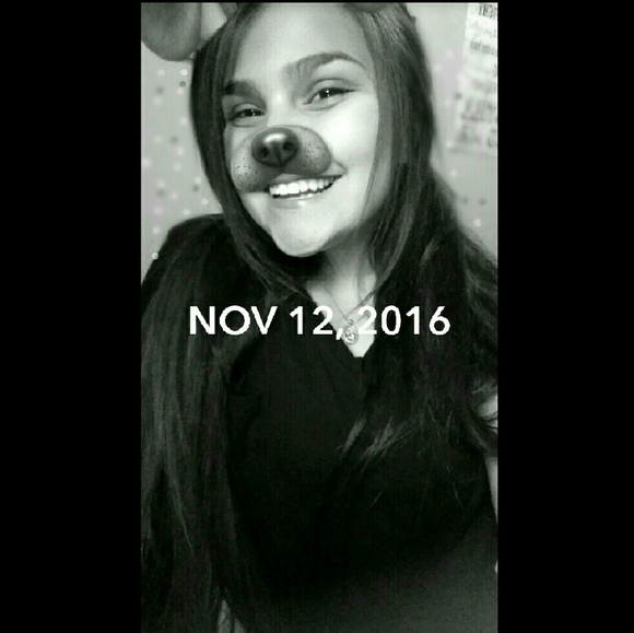 Profile Picture of Mia Luna (@mia12lunaaa) on Poshmark