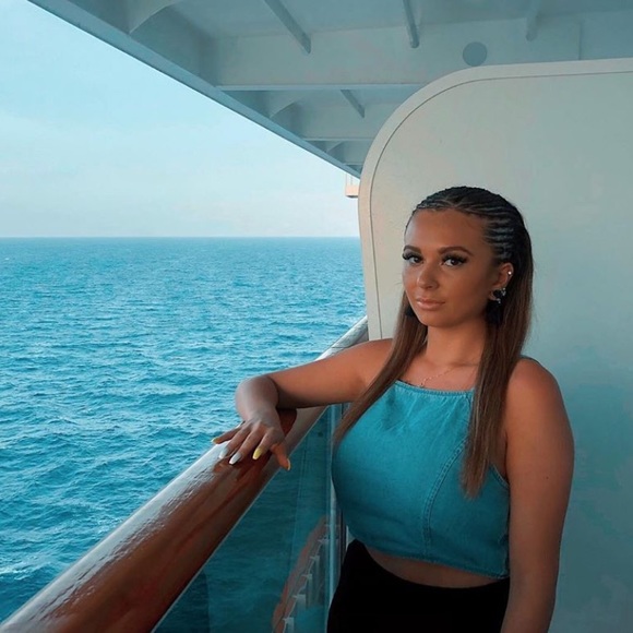 Profile Picture of Brianna Snowling (@briannasnowling) on Poshmark