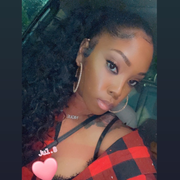 Profile Picture of Darmonique Hamlin (@darmonique1) on Poshmark