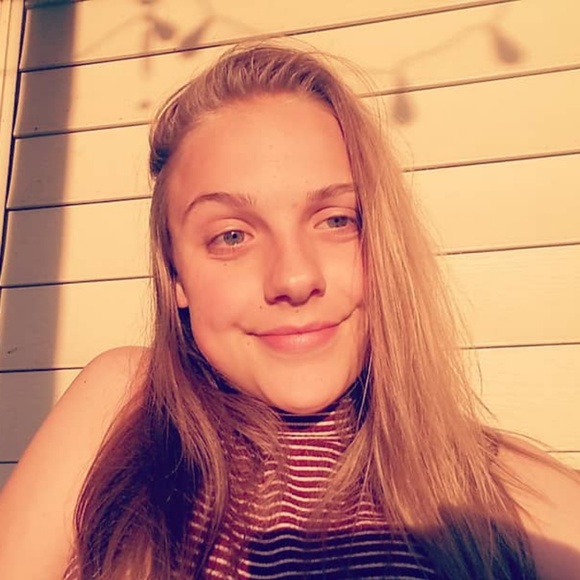 Profile Picture of Elisabeth Carsner (@ecarsner06) on Poshmark