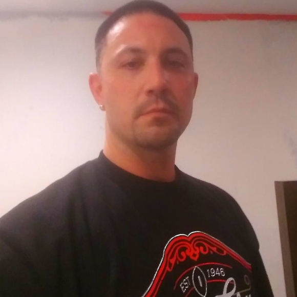 Profile Picture of Kevin Farnham (@kevinfarnham) on Poshmark