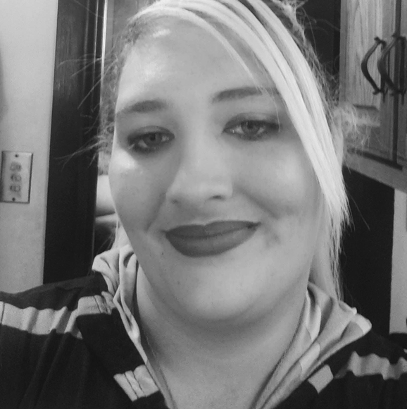 Profile Picture of Elizabeth Stains (@lizstains) on Poshmark