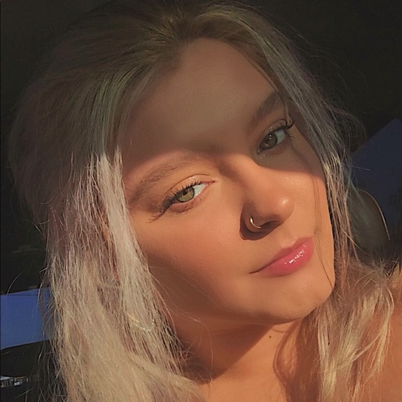 Profile Picture of Isabella Federoff (@isabellafed) on Poshmark