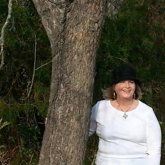 Profile Picture of Linda Dean (@lindakay2424) on Poshmark