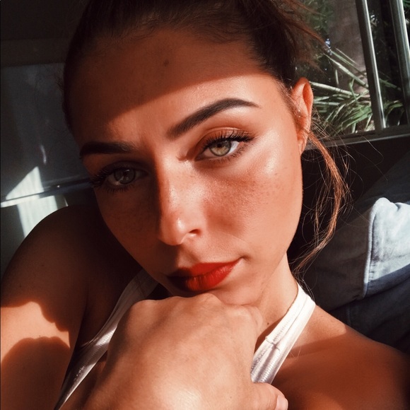 Profile Picture of Valentina Demasi (@vizzy241) on Poshmark