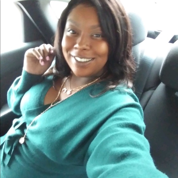 Profile Picture of Arielle Clarke (@arielle407) on Poshmark