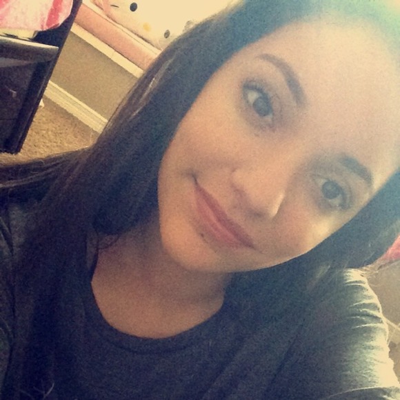 Profile Picture of Victoria Hidalgo (@viictooriia_) on Poshmark