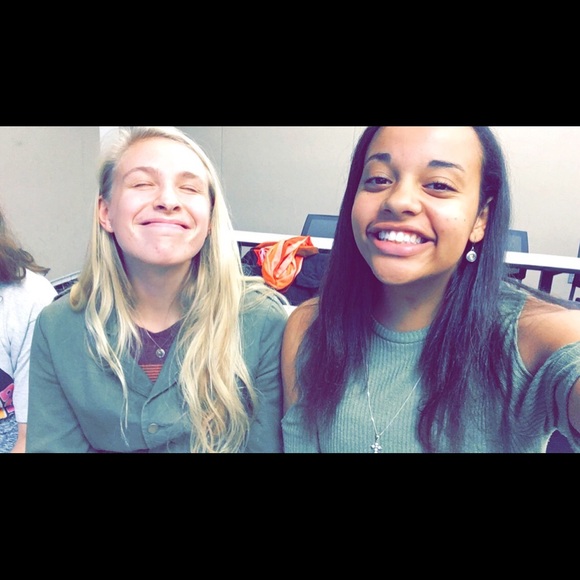 Profile Picture of Zoë Van holst pellekaan (@zvhpellekaan) on Poshmark