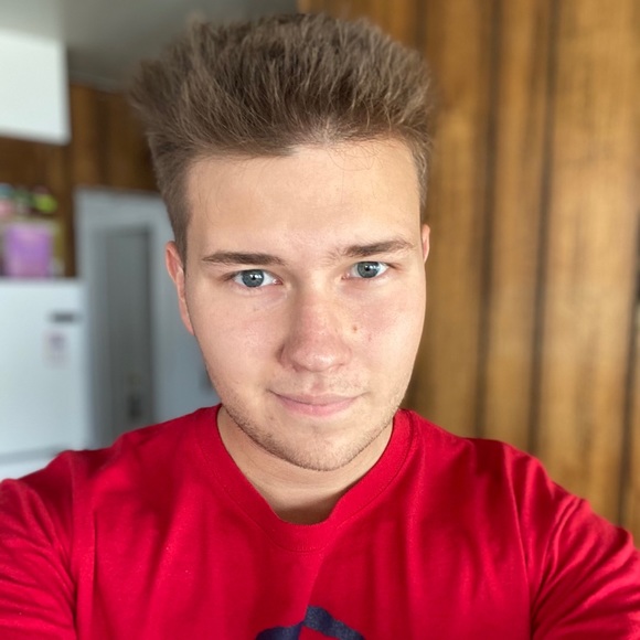 Profile Picture of Tom Tomkiewicz (@trrtnt) on Poshmark