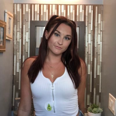 Profile Photo of Molly Brooks (@mollybrooks_) on Twitter