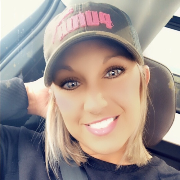 Profile Picture of Jjena Olecki (@jenajoe) on Poshmark