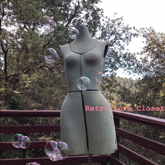 Profile Picture of Courtney Case (@retrolovecloset) on Poshmark