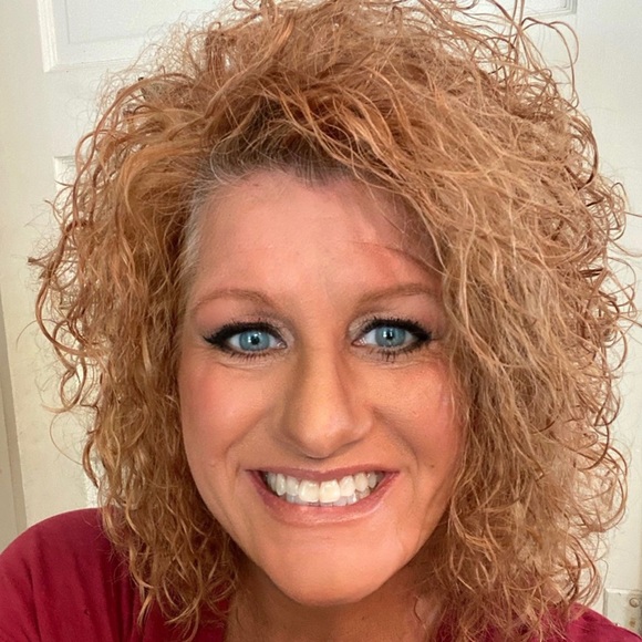 Profile Picture of Stephanie Quear (@stephanie_quear) on Poshmark