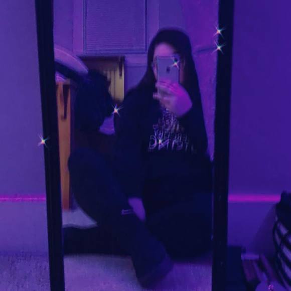 Profile Picture of Sophia Stuchell (@sophiastuchell) on Poshmark