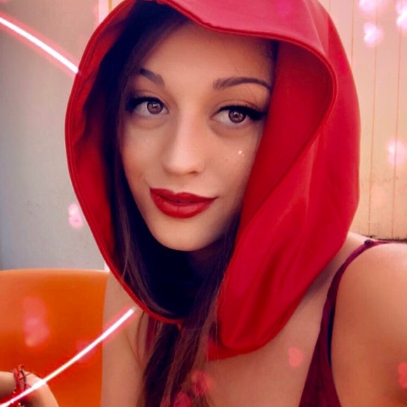 Profile Picture of Julia Purdy (@juliapurdy76) on Poshmark