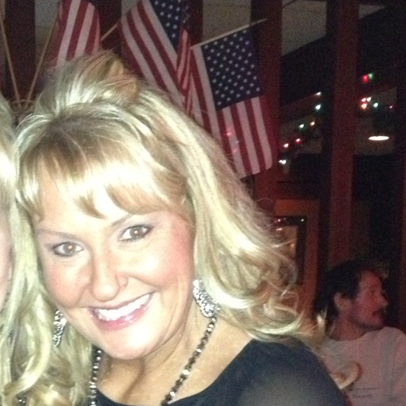 Profile Picture of Kelley Glatt (@kglatt) on Poshmark