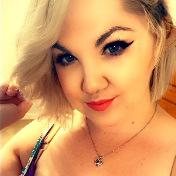 Profile Picture of Diane Wiechart (@dianewiechart) on Poshmark