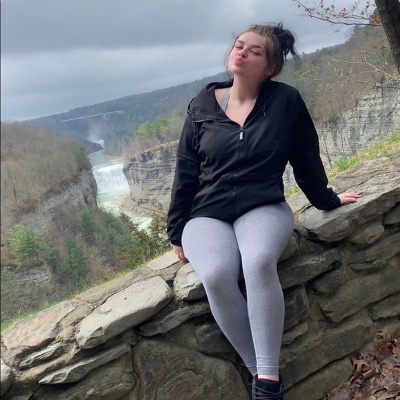 Profile Picture of Tabitha Snyder (@tabithaa22) on Poshmark