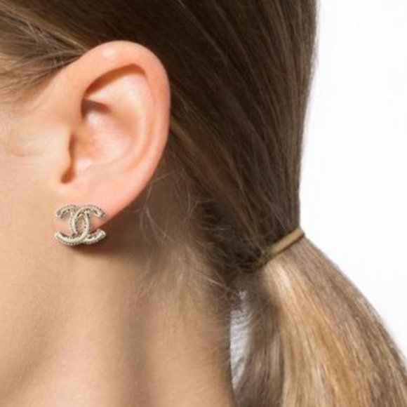 Profile Picture of Erica Otness (@designerelement) on Poshmark