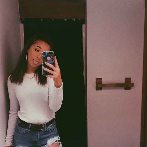 Profile Picture of Alexis Barrows (@alexismb50) on Poshmark