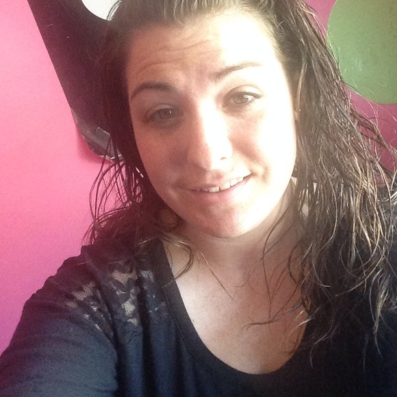 Profile Picture of Liz Vachon (@lizxoxo12) on Poshmark