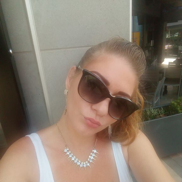 Profile Picture of Danielle Hoover (@mysunshine511) on Poshmark