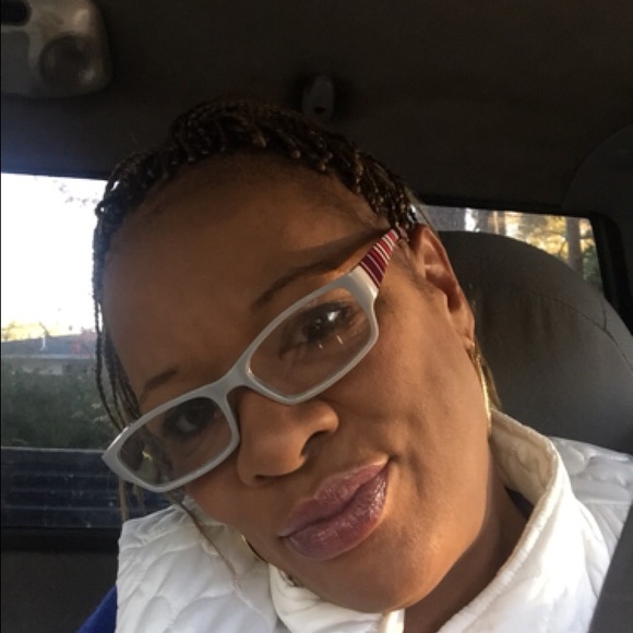 Profile Picture of Lea Osborne (@ladyleapss) on Poshmark