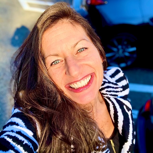 Profile Picture of Maria Glowaski (@glowaski) on Poshmark